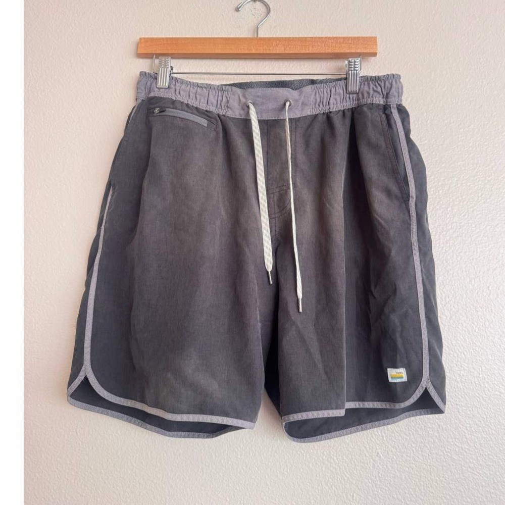 Vuori Performance Athletic Shorts L Gray Zippered Pockets Gorpcore Athleisure